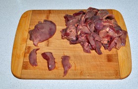 Печень тоже нарезаем полосками.