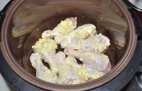 За это время мультиварка уже прогрелась. Смазываем чашу растительным маслом, кладем ножки. Мы готовили час на режиме «суп» (97°). У вас может быть иной режим, который работает при температуре 97-100°. Время – от 45 минут до часа.