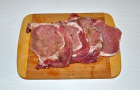 Подготовку начинаем, как обычно: моем мясо и обсушиваем (качественно обсушенное мясо быстро и правильно жарится). Нарезаем поперек волокон на ломтики в 1,5 см. Отбиваем ту и другую стороны, до толщины 9-10 мм. Посыпаем перцем.