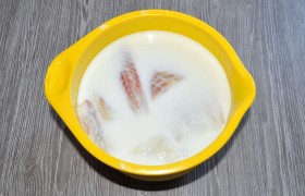 Размороженное рыбное филе, промытое и отжатое от воды, нарезаем средними кусками, кладем в миску и минимум на час заливаем молоком. Это сделает рыбу сочнее, мягче, вкуснее. Перед готовкой рыбку выкладываем в дуршлаг, молоко не выбрасываем.