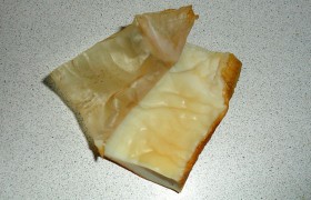 Копченого кальмара аккуратно избавляем от кожицы.