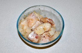 Рыбные кусочки обмазываем этой смесью.