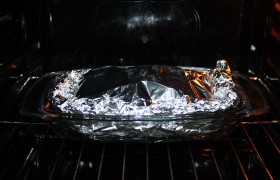 Плотно запаковываем фольгой (нижний слой вообще стоит сделать двойным), наливаем в форму не больше полустакана воды и помещаем на средний уровень духовки на час-полтора.