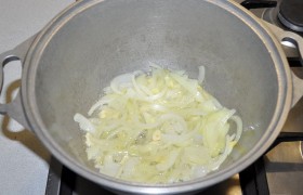 Латку (или сковороду с толстым дном) разогреваем с маслом на сильном огне. Минуты 3 обжариваем при постоянном помешивании, до легкого подрумянивания.