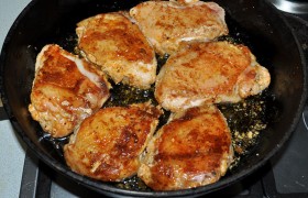 Максимально разогреваем сковороду с маслом на среднем огне. Выкладываем бедрышки кожей вниз, сверху накрываем плоской тарелкой или чем-то еще, ставим груз, чтобы бедрышки сильно прижало к дну сковороды. Через 12-14 минут, когда бедрышки хорошо подрумянились – переворачиваем. Снова ставим груз и жарим вторую сторону.