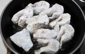 В предварительно  перекаленном  слое растительного масла жарим стейки примерно 3 минутки с одной стороны, перевернув, немного снижаем огонь и дожариваем вторую сторону. 