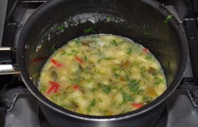 Огурчики рубим мелкими кубиками. Сливочное масло распускаем на огне меньше среднего, добавляем мед и сок лимона, вымешиваем. Кладем огурцы, соль. Прогреваем 2-3 минуты, помешивая, но не доводим до кипения. Сняв с огня, кладем измельченный жгучий перец, укроп. Держим в тепле.