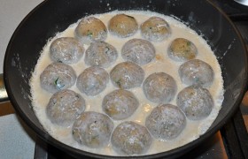 Разогреваем на среднем огне сковороду, даем растопиться маслу. Выкладываем тефтели, через 1,5-2 минуты, когда они слегка подпеклись снизу – заливаем их сливками, солим и перчим сливки (это можно сделать и в чашке заранее).