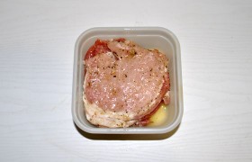 Соединив масло, травы (вместо прованских пойдут и  итальянские , и  хмели-сунели ), пропущенную через мельничку смесь перцев, намазываем этой смесью отбивные. Есть возможность – оставляем в холодильнике на срок от нескольких часов до суток-полутора, нет – можем готовить сразу же. 
