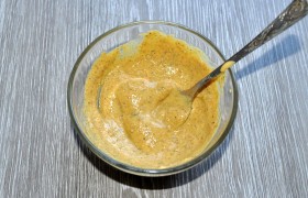 Смешиваем горчицу с майонезом, травами, перцем и чесноком, 