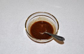 В миске соединяем ингредиенты маринада, вымешиваем.