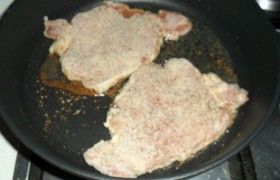 Выкладываем на сковороду, где уже  перекалилось масло , жарим по минуте каждую сторону. 