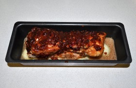 Вынимаем форму, лопаткой наносим на мясо, прижимая, лук, поливаем половиной глазури. И – без фольги – запекаем 20 минут. Снова поливаем мясо – и запекаем еще 20-30 минут. Готовое мясо оставляем отдохнуть на столе 6-8 минут.