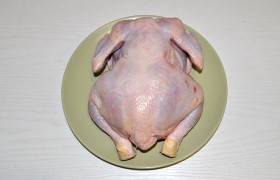 Внимательно осматриваем тушку курицы, опаливаем, если находим оставшиеся волоски, хорошенько промываем и промокаем-обсушиваем бумажными полотенцами и снаружи, и внутри.