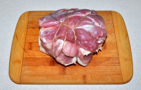 Промытое мясо основательно обсушиваем. Солим со всех сторон. Для придания нужной формы – делаем перевязку нитью.
