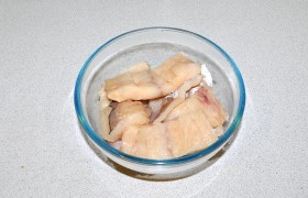 Выкладываем в миску, поливаем соком, выжимая его из лимона, посыпаем солью, по желанию – перцем, перемешиваем - руками - и оставляем на полчаса.
