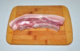 Привычно промываем кусок мяса и бумажным полотенцем подсушиваем. Срезаем кожу и удаляем косточки (если они есть). Разрезаем на две части.