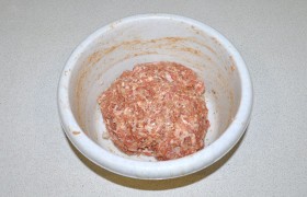 Приготовив фарш, сдабриваем его по вкусу перцем и солью, вливаем молока для сочности будущих биточков, минуту-две вымешиваем. Если фарш все еще густой – добавляем еще молока. И  отбивае м 20-22 раза.