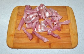 Сначала всё подготовим: промытое обсушенное мясо нарезаем дольками не толще 10 мм. Картошку, промытую и обсушенную полотенцем – такими же дольками. Грибы – кусочками.