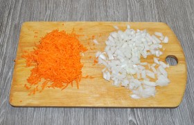 Начинаем с лука и моркови: очищаем, шинкуем.