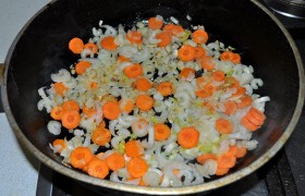 Для заправки (суповой базы) масло разогреваем на среднем огне, на нем же и  пассеруем  мелко нарезанный лук с морковью и сельдереем минимум в течение 15 минут, пока лук не станет прозрачным и  карамелизуется . 
