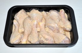 Духовку включаем на 200°, а куриные ножки выкладываем в форму, промазанную маслом, добавляем остатки маринада. Запекаем в духовке 30-35 минут, поставив чуть выше середины. Проверив на готовность, т.е. проколов деревянной зубочисткой и убедившись, что она входит в мясо легко, как в масло – вынимаем форму, накрываем, даем ножкам отдохнуть 10-12 минут.