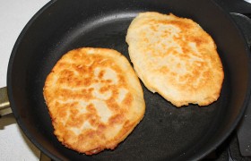 Конечно, проверяем с помощью зубочистки мягкость мяса. Если есть сомнения, стоит поместить отбивные на минуту в микроволновку на полную мощность или на 10 минут в духовку при 200°, накрыв фольгой.