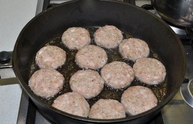 Сковороду с маслом разогреваем и на умеренном огне обжариваем котлеты 3-5 минут.