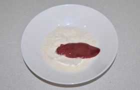 Панируем в муке.