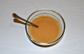 Смешиваем соус из крахмала, сахара, соевого соуса и воды.