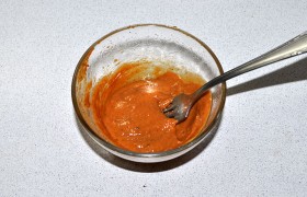Соединяем горчицу с растительным маслом, паприкой, солью, чесноком, перемалываем горошки перца в мельнице. Получается довольно густая ароматная масса.