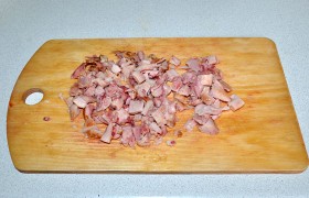 Мясо снимаем с костей, нарезаем, высыпаем в суп.