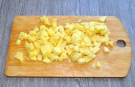 Картофель нарезаем брусочками или кубиком - это кому как нравится. Можно вообще варить солянку без картофеля.