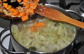 Через 3-4 минуты добавляем ст. ложку томатной пасты, тушим пару минут и выкладываем заправку в щи, варим еще 2-3 минуты.