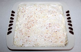 Теперь очередь картошки, слой которой мы тоже подсаливаем, перчим и щедро смазываем сметаной. Пора в духовку.
