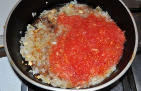 Помидоры очищаем от шкурки (предварительно окунув в кипяток) и натираем на терке либо измельчаем ножом, и эту помидорную массу добавляем в сковороду (или томатную пасту, разведенную водой) и тушим на небольшом огне 5-6 минут, выключаем и накрываем крышкой.