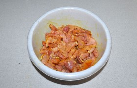 Сложив в миску, посыпаем базиликом, куркумой, перцем. Есть время – оставляем промариноваться на полчасика. Или готовим сразу.