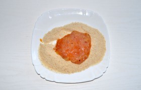 Ставим просторную толстодонную сковороду на сильный огонь, пока  масло перекаливается  (2-3 ст. ложки), качественно панируем отбивные в сухарях (которые мы в свое время сами же и  приготовили  и храним в матерчатом мешочке).