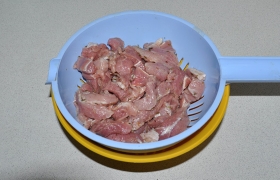Перекладываем мясо в дуршлаг. Маринад не выбрасываем - сливаем в миску.
