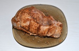 Вынимаем из духовки мясо, солим и перчим со всех сторон - и оставляем свинину на час охлаждаться, прикрыв листом фольги.  