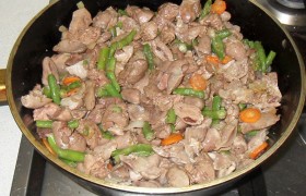 Добавляем в сковороду стручковую фасоль, нарезанные желудки и сердечки, приправы, перемешиваем. Блюдо закипело -  уменьшаем огонь до небольшого, накрываем сковороду. Тушим 5 минут.