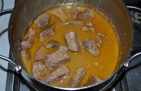 И когда мясо совсем мягкое – выключаем, даем ему немного отдохнуть перед подачей. Домашние и гости в восторге от этого мяса и подливки – проверено не раз.