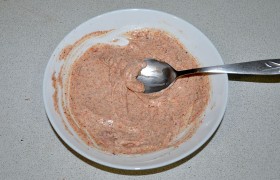 смешиваем маринад и обмазываем бедрышки.