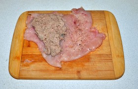 Вынув из пакета, кладем вниз той стороной, что отбивали (той, на которой есть пленка). Приправляем солью и перцем, на одну половинку кладем слой паштета.