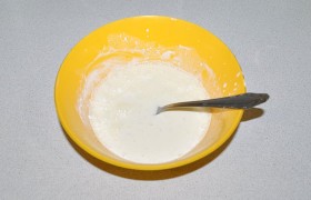 Размешиваем сливки с тертым сыром и порошком чеснока, если соус несоленый – немного солим.