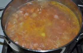 К тому времени, как будет готова зажарка, готова и картошка. Выкладываем зажарку в кастрюлю. Добавляем соль и специи (из специй обычно использую только черный молотый перец, 1-2 листика лаврового листа, можно добавить сушеную смесь кореньев:  пастернак , петрушку,  сельдерей ). 