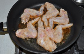 Сковороду для жарки крылышек ставим на сильный огонь, на котором несколько минут  перекаливается  растительное масло. Добавляем к нему сливочное, как только оно растаяло – кладем крылышки. После чего немного снижаем – до средне-сильного – огонь под сковородой. 3-4 минуты обжариваем до румянца одну сторону крылышек, 