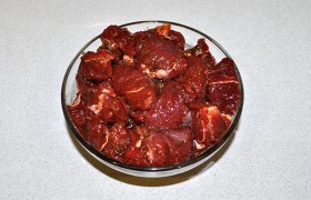 Промытый кусок мяса промокаем бумажным полотенцем , чтобы снять воду. Нарезаем средними кусочками или дольками. Складываем, поливаем соевым соусом и маслом, перемешиваем, оставляем на полчаса на столе для маринования.