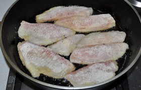  Перекаливаем масло  на средне-сильном огне и, чуть снизив его, обжариваем с обеих сторон примерно по 2,5-3 минуты каждую сторону филе. 