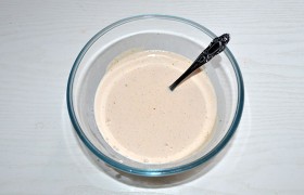 Для соуса смешиваем сливки, карри и кетчуп, немного солим.